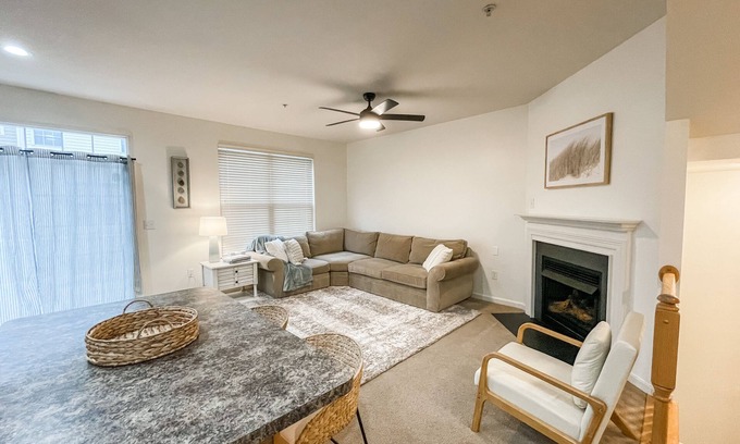 Denton House | Private townhouse for the entire family! Easy commute to the bay and beaches!
