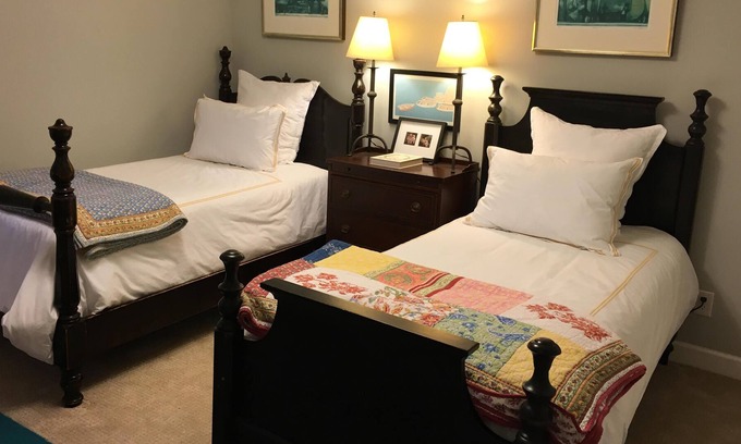 Columbia House | PRIVATE TWIN BED ROOM WITH DEDICATED BATH IN STUNNING PRIVATE HOME NEAR MU