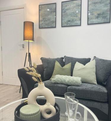 Leicester Apartment | Private two bedroom deluxe apartment Leicester with large garden and free parking