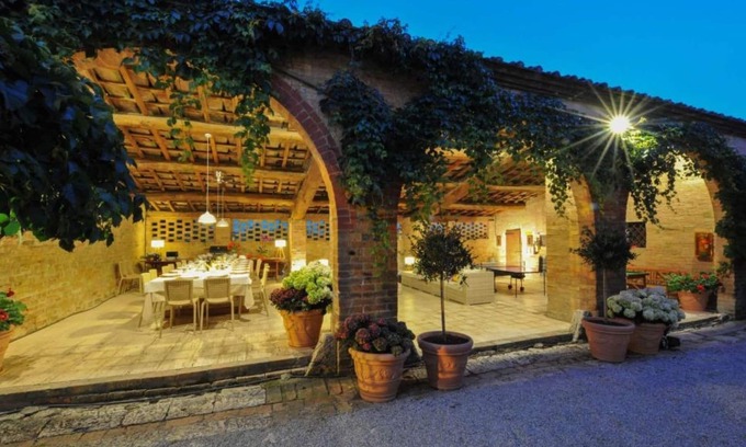 Monteroni d'Arbia Villa | Private Villa with private pool, WIFI, A/C, hot tub, TV, patio, panoramic view, close to Siena