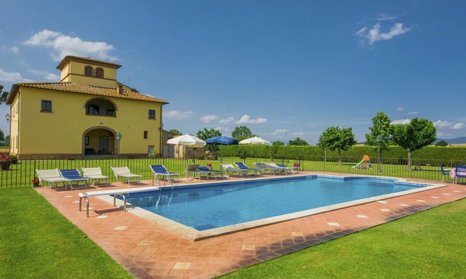 Marciano della Chiana Villa | Private Villa with WIFI, private pool, A/C, TV, patio, panoramic view, parking, close to Arezzo