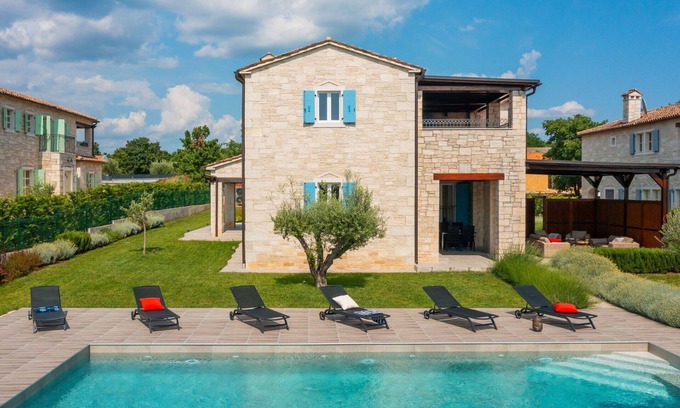 Mofardini House | Private Villa with WIFI, A/C, private pool, TV, terrace, pets allowed, panoramic view, parking