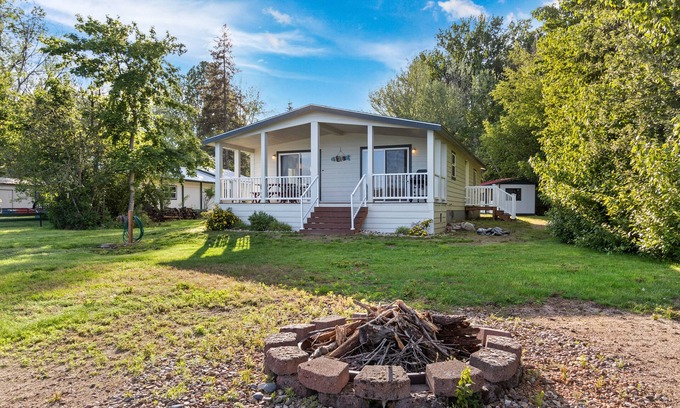 Bonner County House | Private waterfront home with a firepit, deck, W/D, and WiFi - pretty lake views