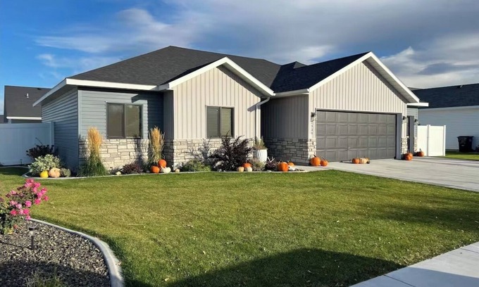 Burley House | Private Western Up Fit With Hot Tub & EV Charging