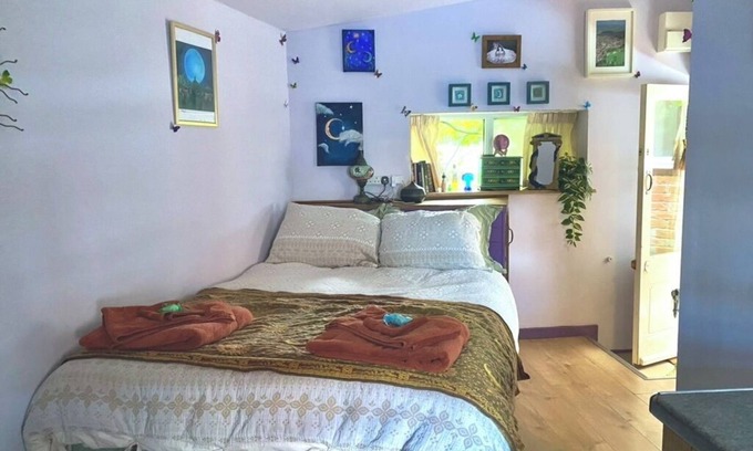 Glastonbury Cabin | Private whimsical cabin in centre of Glastonbury with secluded fairy garden