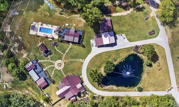 Bentonville - Fayetteville House | Private Wildcat Creek Getaway W/ Pool & Hot Tub on 6 Acres