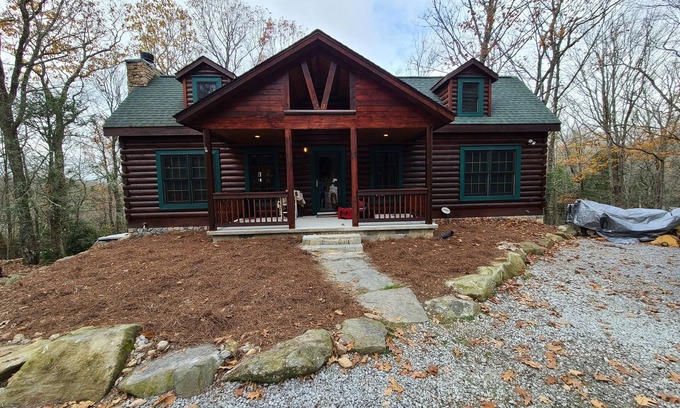 Wildwood Mountain Cabin | PRIVATE. WOOD/GAS LOGS FIREPLACE. HOT TUB. WIFI. LONG RANGE VIEWS. CLOSE TO TOWN