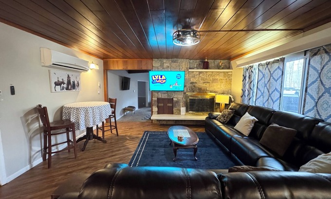 Lake Harmony Estates House | Private Wooded 1.5 Acre, 2 houses, 2 Hot Tub, Pool Table, Game Room, Near Slopes