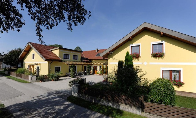 Sarling House | Privatzimmer und Ferienwohnungen Leeb