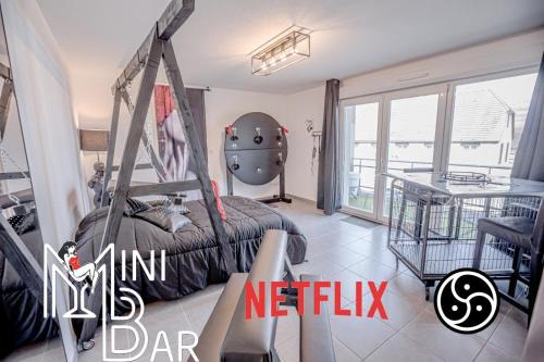 Walbourg Apartment | PRoJET KUROI - Love Room - Balançoire, Banc de fessée, Pilori, Cage, Croix, Tantra