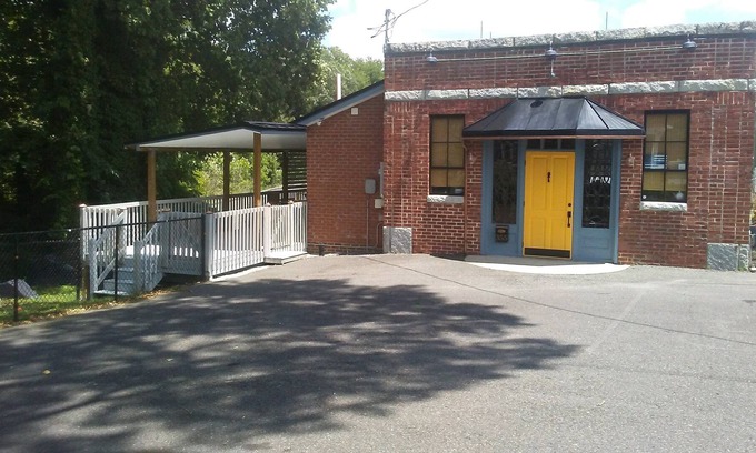 Mount Airy House | PROMO 10% WEEKLY /15% MONTHLY Lillie's Pet Friendly, small fenced area off deck
