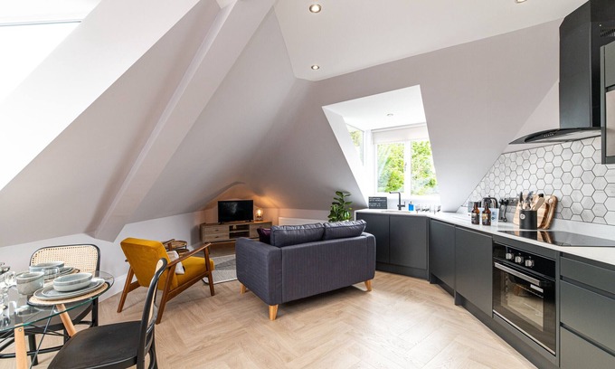 Heaton Apartment | Properties Unique | Chelmsford Loft 6