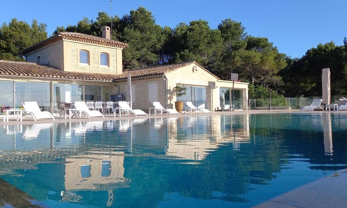 Cavaillon House | Property with unique view in a quiet area with fitness, hammam and jacuzzi