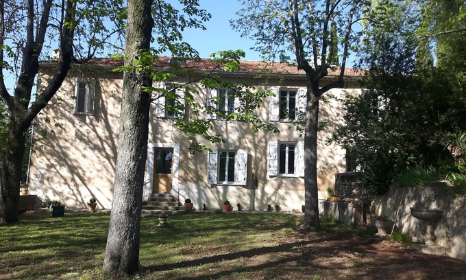 Villeneuve House | Provencal country house in the middle of apple fields