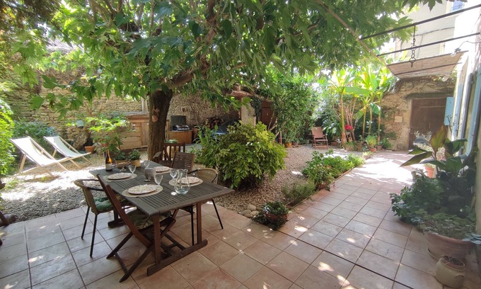 Caderousse House | Provencal house with beautiful exterior and parking
