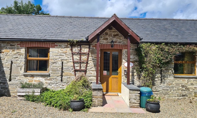 Whitland Cottage | PUFFIN COTTAGE, pet friendly, character holiday cottage in Llanboidy