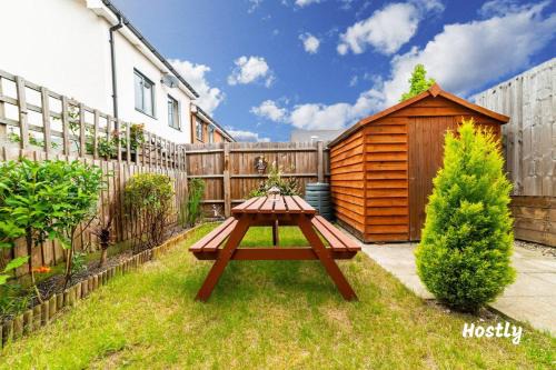 Reading Apartment | Puffin Way - Comfortable, spacious house with parking