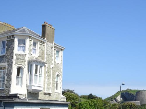 Hele Apartment | Puffins Nest, close to Tunnels Beach & Harbour with Parking