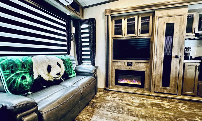 Ahwahnee Apartment | Puffy Panda RV-Hot Tub-Sleeps 2