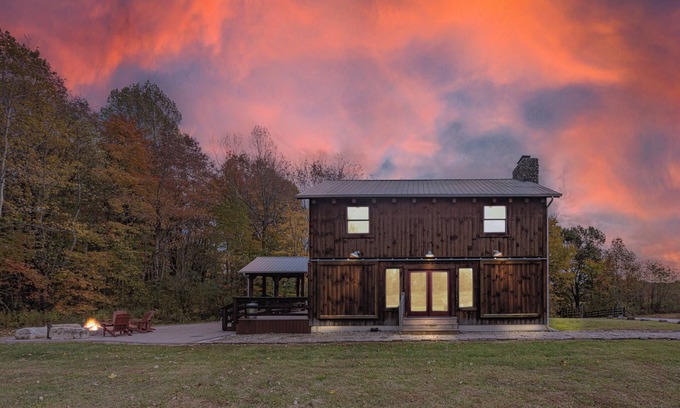 New Plymouth Cabin | Pumpkin Ridge Barn + Stable: 2 spaces, 1 rate, guest limits apply, 100 acres