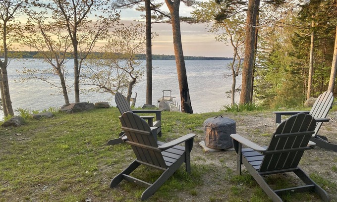 Round Pond House | Pumpkinfest Special! 300/night. Waterfront Round Pond Home