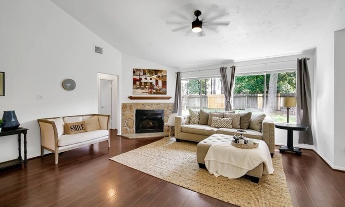 Spring House | Pup friendly home in Spring w/yard near IAH, Exon & The Waterway