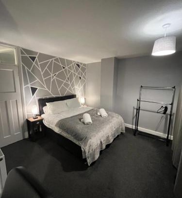 Wyken House | Purcell Guest House - Cosy Stay - Terrace - Entire 2 Story House - Contractors - Family - Sleeps 5 - 2 Kingsize or 4 Single beds - Sofa bed -