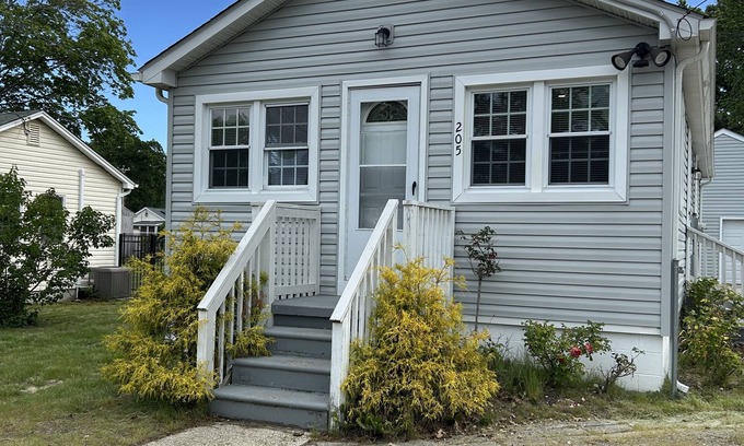 Villas House | Pure bayside bliss in a 2-bedroom house with AC, WiFi and a block from the bay.