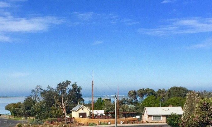 Inverloch House | PURE SHORES- Beach 300m, Sea Views, Wifi, Netflix.
