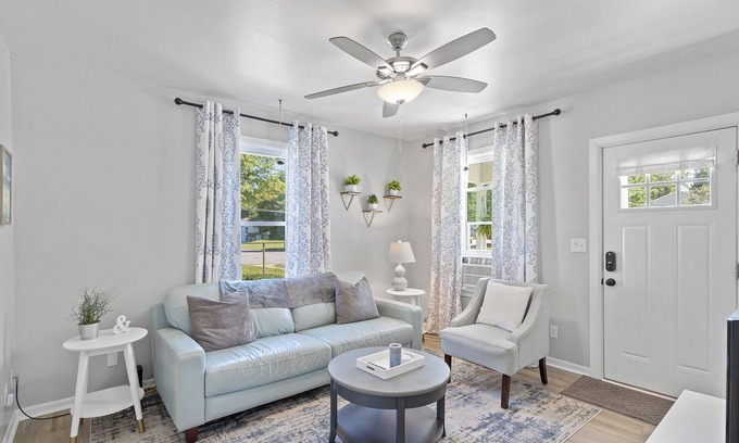 Portage Apartment | Purple Door Retreat- Wi-Fi, 20 Minutes from Wisconsin Dells