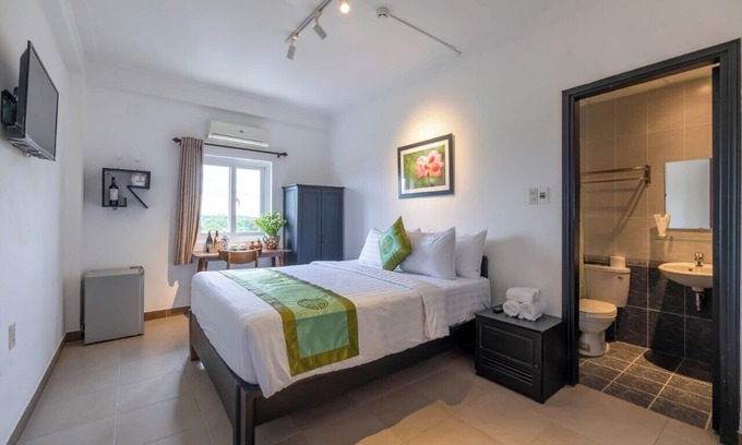 Hue City Centre Hotel | Purple Hue Charming Riverside Hotel