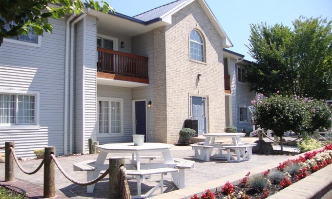 Put-in-Bay House | Put-in-Bay Poolview Condo #2