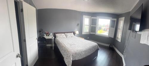 Mississauga House | Q88 luxury Sunny room