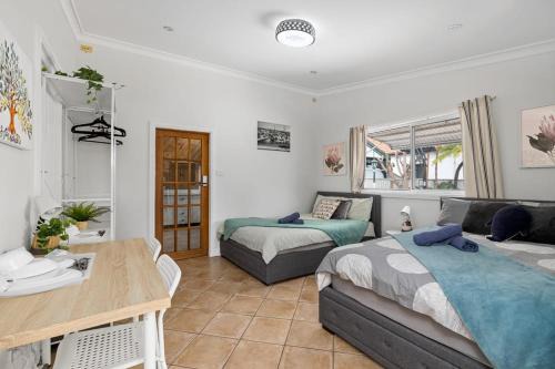 Lidcombe House | Quadruple Ensuite Room - Nearby Stations & Shops