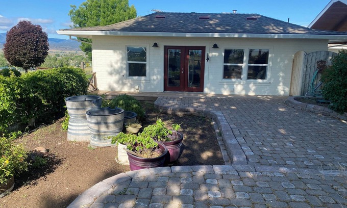 Montague Apartment | Quail Ridge Pool House 1-bedroom. Stunning views Mt Shasta & surrounding valley