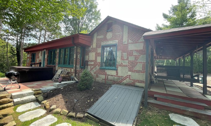 Geneva-on-the-Lake Cottage | Quaint 2br/1ba cottage on private lake w/hot tub. Walk to Lake Erie/GOTL Strip