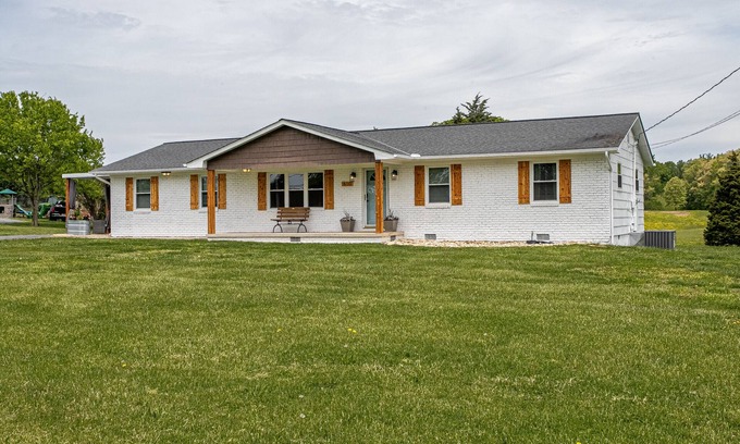 Knox County Other | Quaint 3/2 farmhouse in a quiet rural setting.