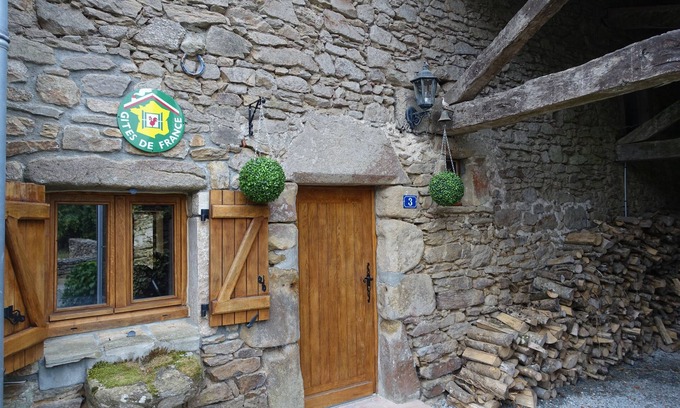 Dompierre-les-Eglises Cottage | Quaint 3 bedroom French country cottage