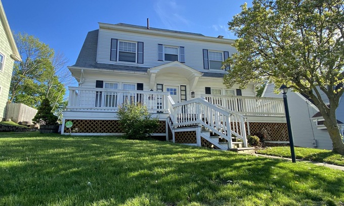 New London House | Quaint 4 bdr Cape Cod, sleeps 8-10. 4 min to USCGA, Con college & downtown