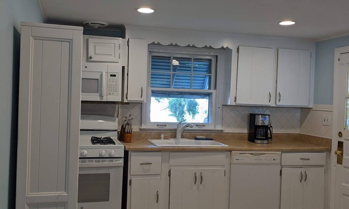 Lake Como House | Quaint 4 bdrm - blocks from Spring Lake & Belmar