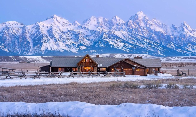 Jackson Hole Cabin | Quaint 4-bedroom cabin with Loft in Jackson with WiFi access