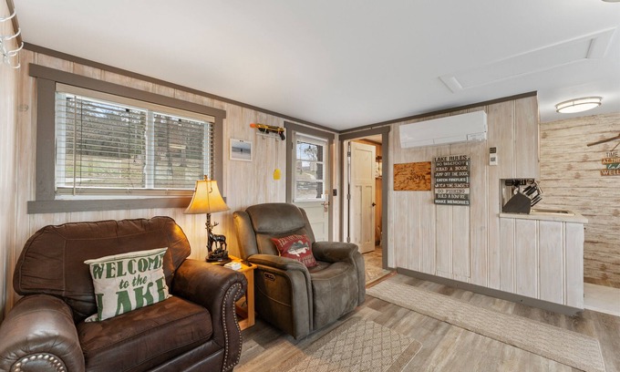 Kimberling City Cabin | Quaint and Cozy 2 bedroom cabin on Table Rock Lake!