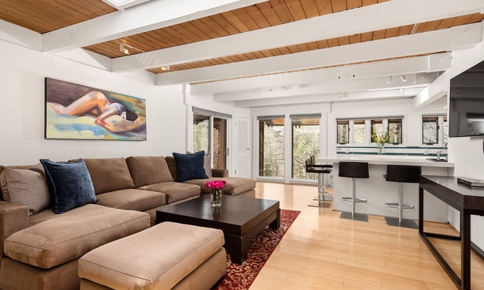 Mountain Valley House | Quaint Budget-Friendly Retreat with Aspen Charm