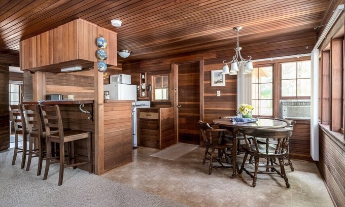 Douglas Cabin | Quaint Cabin Near Douglas Beach