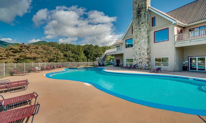 Cleveland Cabin | Quaint Cabin w/Pool + Lake Access, 7 Mi to Helen!