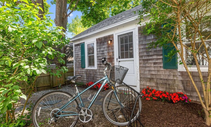 Provincetown Cottage | Quaint Cape Cod Cottage - 5mins to the beach, Galleries and Provincetown fun!