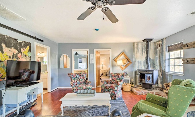 Sequoyah Apartment | Quaint Claremore 'Farm House' - Pet Friendly!