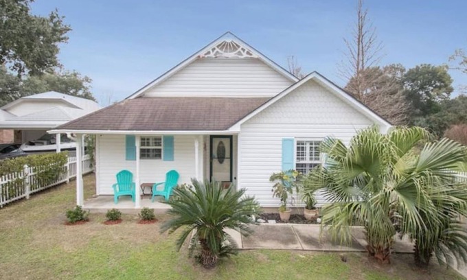 Gulfport Cottage | Quaint Coastal Oasis with a 5-min walk to the beautiful Mississippi Gulf Coast !