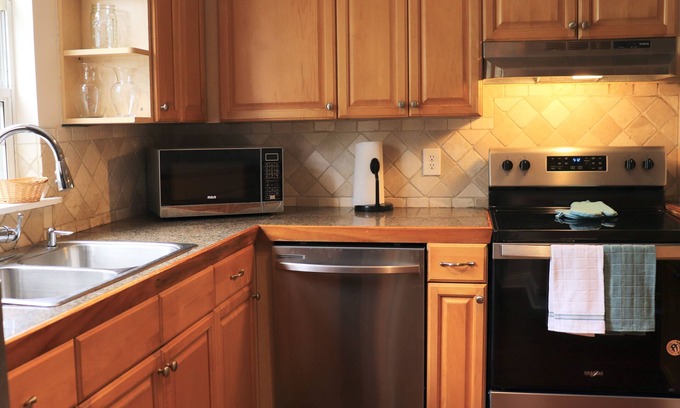 Fairfax House | Quaint, comfortable garden home in the heart of wonderful neighborhoods in Jax!