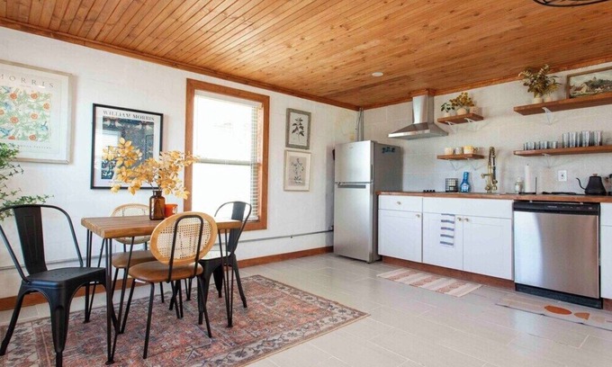 Buckner House | Quaint Cottage Downtown Buckner